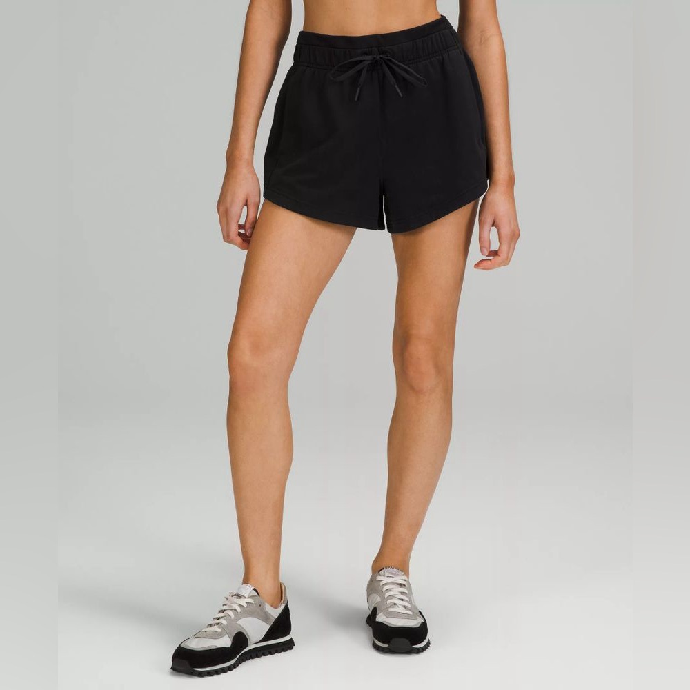 Lululemon Inner Glow High-Rise Short 3" size 8